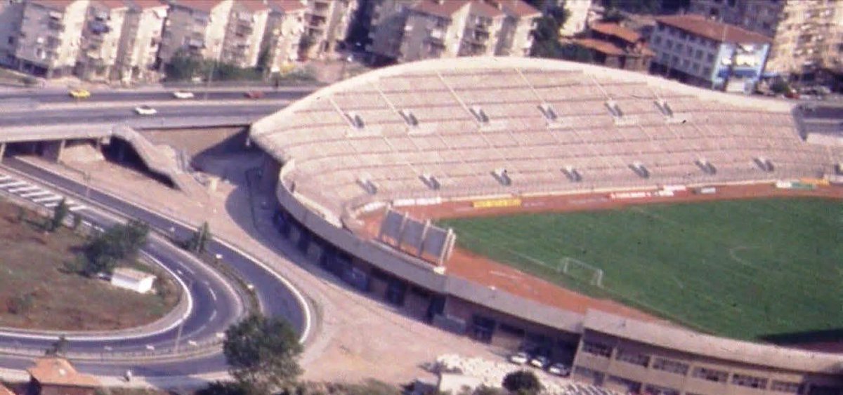 Yeni Stad lazım buranın akustiği yok, Trübünler sahaya uzak diyenlere Sadece Hastir ordan puşt diyin...! 
Biz Saraçoğlu bu haldeyken Cehenneme çevirir Maratondan Gökgürültüsü gibi ses çıkartırdık...
Hala Sorunun Stad da değil TARAFTAR PROFİLİNDE olduğunu öğrenemediler...!