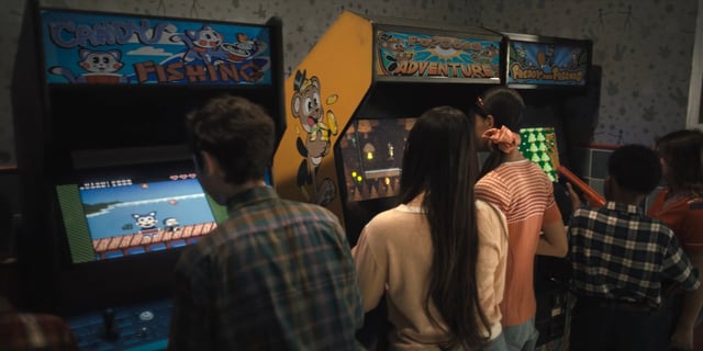 AMO que na era atual de FNaF a franquia resolveu entrar de UMA VEZ nessa estética dos anos 70/80. 
agora não é apenas a história, é tudo. São os design de animatronics, fantasias, backgrounds, estilo de roupas, estilo de artes e tudo o possível. Isso é maravilhoso, eu amo isso🥹