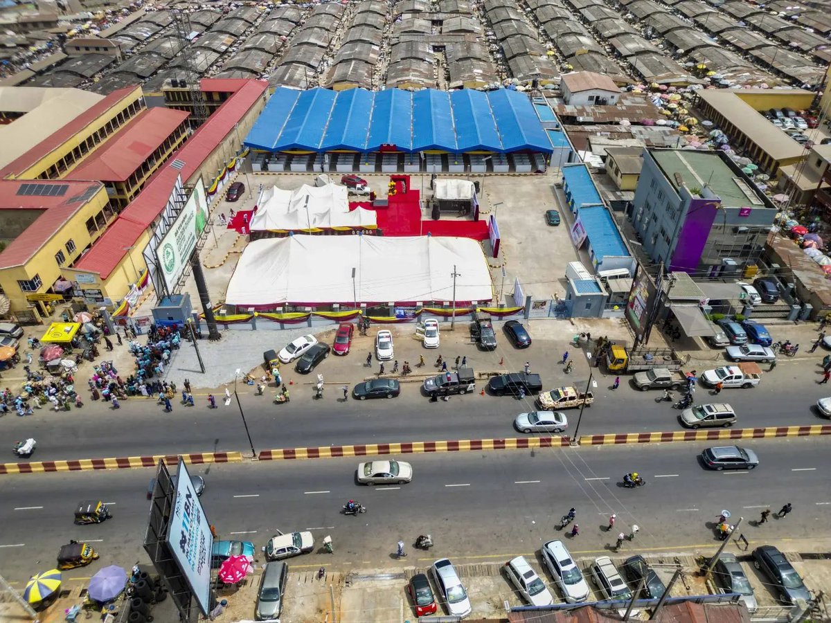 IamTheTownCrier's tweet photo. Completed Local Government Project Update: The construction of Modern Stalls and a Motor Park at Bodija Market, in Ibadan North Local Government Area in Oyo State under Governor Seyi Makinde. @seyimakinde
…540 Stalls allocated to Traders at no cost.
An update and pictures of the construction of Modern Stalls and a Motor Park at Bodija Market by Ibadan North Local Government Council.
The Ibadan North Local Government Council has completed the construction of modern stalls and a motor park at Bodija Market, providing improved trading spaces and better transport coordination within one of the busiest commercial areas in Ibadan.
The newly developed facility, named after Alhaji Chief Sunmaila Aderemi Jimoh, was officially opened with 540 stalls allocated to traders at no cost.
The initiative is part of the government’s efforts to improve the trading environment while addressing congestion and informal roadside trading around the Bodija axis.
During the opening, Governor Seyi Makinde emphasised that the government’s approach is to provide suitable alternatives for traders before enforcing environmental and urban management regulations.
According to Governor Makinde, the objective is to ensure that traders operating along roadsides have access to organised and safer trading spaces that support their businesses while maintaining environmental order in the city.
The provision of the modern stalls and the accompanying motor park is expected to ease congestion in the area, improve market organisation, and enhance access for both traders and customers. It also contributes to ongoing efforts to strengthen market infrastructure and promote orderly commercial activities across the city.
With the new facility now operational, traders can conduct their businesses in a more structured environment designed to support commerce, improve accessibility, and maintain cleanliness within the market area.
#MakindeIsWorking
#SeyiTheBeloved