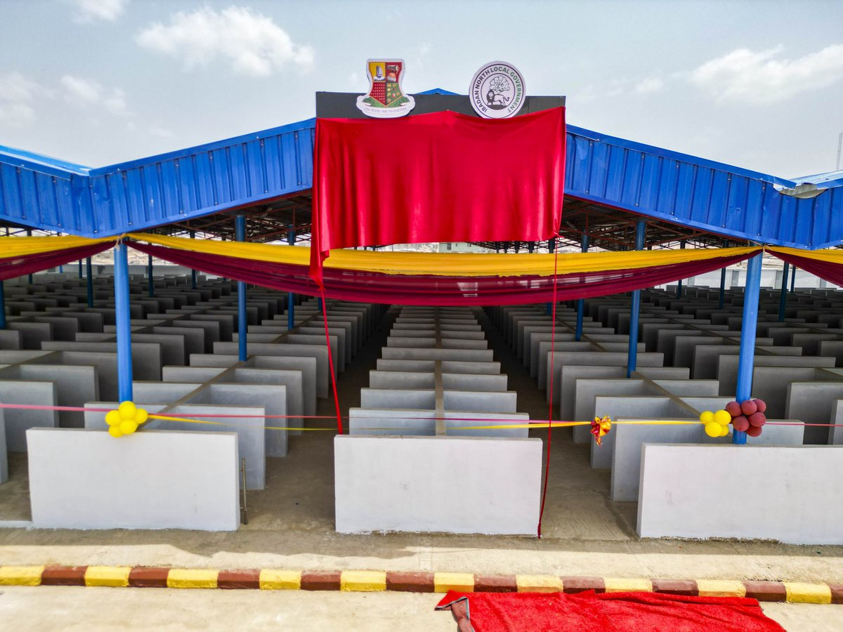 IamTheTownCrier's tweet photo. Completed Local Government Project Update: The construction of Modern Stalls and a Motor Park at Bodija Market, in Ibadan North Local Government Area in Oyo State under Governor Seyi Makinde. @seyimakinde
…540 Stalls allocated to Traders at no cost.
An update and pictures of the construction of Modern Stalls and a Motor Park at Bodija Market by Ibadan North Local Government Council.
The Ibadan North Local Government Council has completed the construction of modern stalls and a motor park at Bodija Market, providing improved trading spaces and better transport coordination within one of the busiest commercial areas in Ibadan.
The newly developed facility, named after Alhaji Chief Sunmaila Aderemi Jimoh, was officially opened with 540 stalls allocated to traders at no cost.
The initiative is part of the government’s efforts to improve the trading environment while addressing congestion and informal roadside trading around the Bodija axis.
During the opening, Governor Seyi Makinde emphasised that the government’s approach is to provide suitable alternatives for traders before enforcing environmental and urban management regulations.
According to Governor Makinde, the objective is to ensure that traders operating along roadsides have access to organised and safer trading spaces that support their businesses while maintaining environmental order in the city.
The provision of the modern stalls and the accompanying motor park is expected to ease congestion in the area, improve market organisation, and enhance access for both traders and customers. It also contributes to ongoing efforts to strengthen market infrastructure and promote orderly commercial activities across the city.
With the new facility now operational, traders can conduct their businesses in a more structured environment designed to support commerce, improve accessibility, and maintain cleanliness within the market area.
#MakindeIsWorking
#SeyiTheBeloved