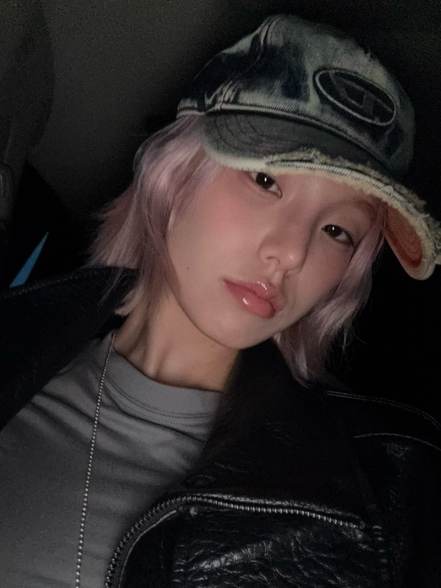 is that yeji pink hair?!