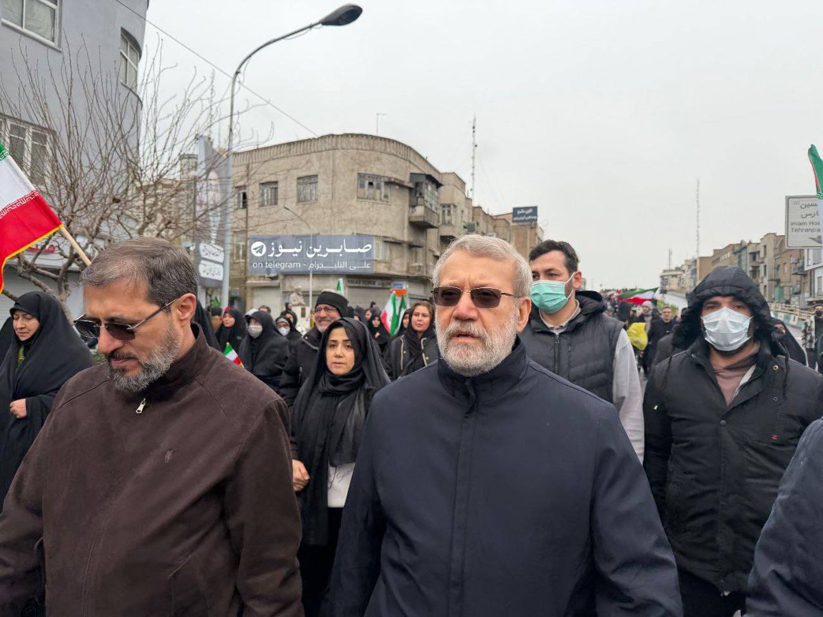 FalreFoundation's tweet photo. İran'ın şu anda en üst düzey güvenlik yetkilisi olan Ali Laricani, ABD ve İsrail'in ölüm listesinde olmasına rağmen bugün halkın önünde Kudüs Günü yürüyüşlerine katıldı. Yine ABD-İsrail'in ölüm listesinde olan İran Yargı Erki Başkanı Muhsin Ejei de ön saflarda yürüyüşe katıldı. İran Emniyet Genel Müdürü Ahmed Rıza Radan, İran Atom Enerjisi Kurumu Başkanı Muhammed Eslemi, Nizamın Maslatını Teşhis Konseyi Başkanı Sadık Laricani de halkla birlikte yürüyüşlere katıldı.