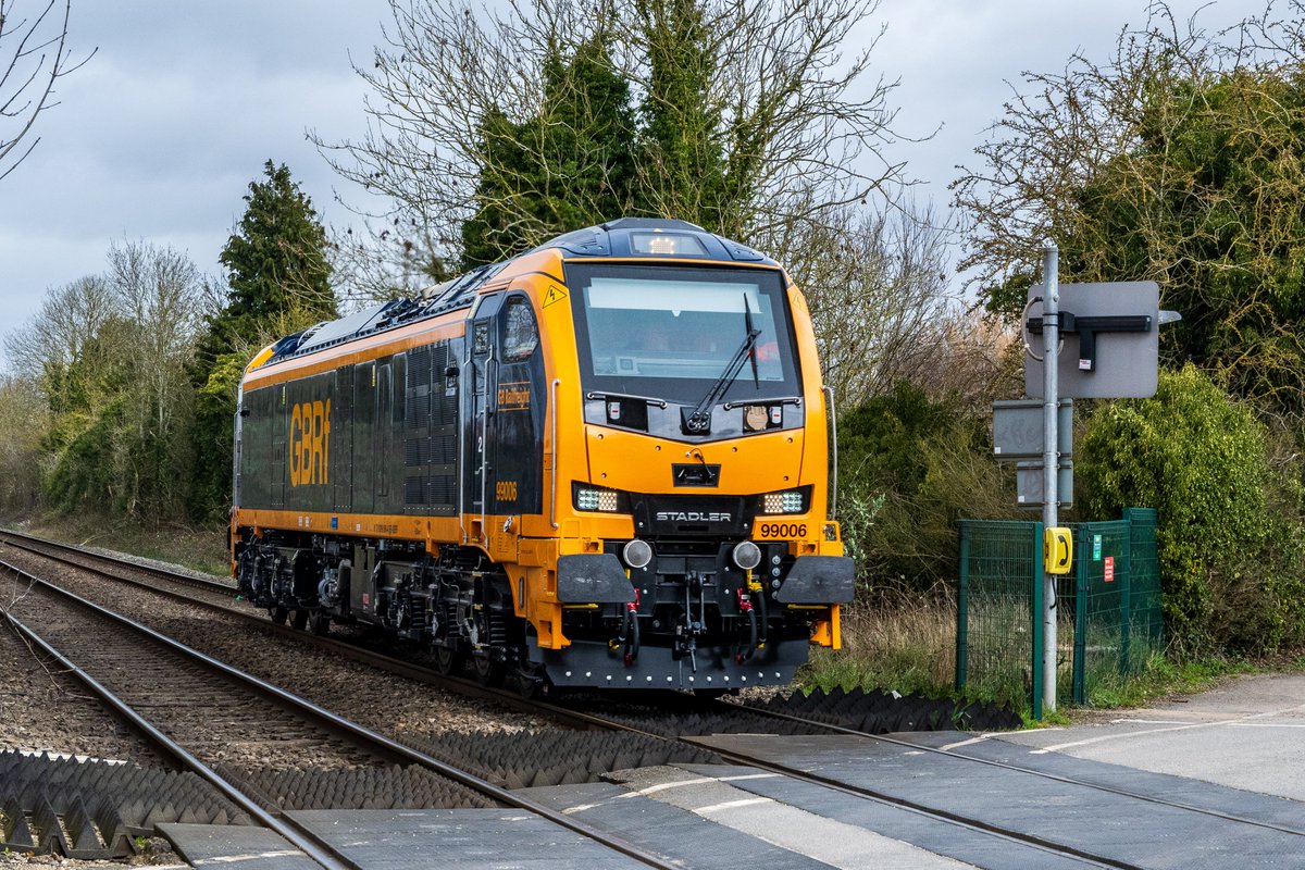 chriss_photos1's tweet image. Managed to combine two hobbies yesterday, popped out for a bit of record crate digging at Uptown Vinyl in Spalding, and caught the latest 99 in the UK on test. 99006 - 0Q31 Donc Decoy to P/Boro Yard at London Rd, Spalding on 12th Feb 2026 #Class99 #UKRailways #RailwayPhotography