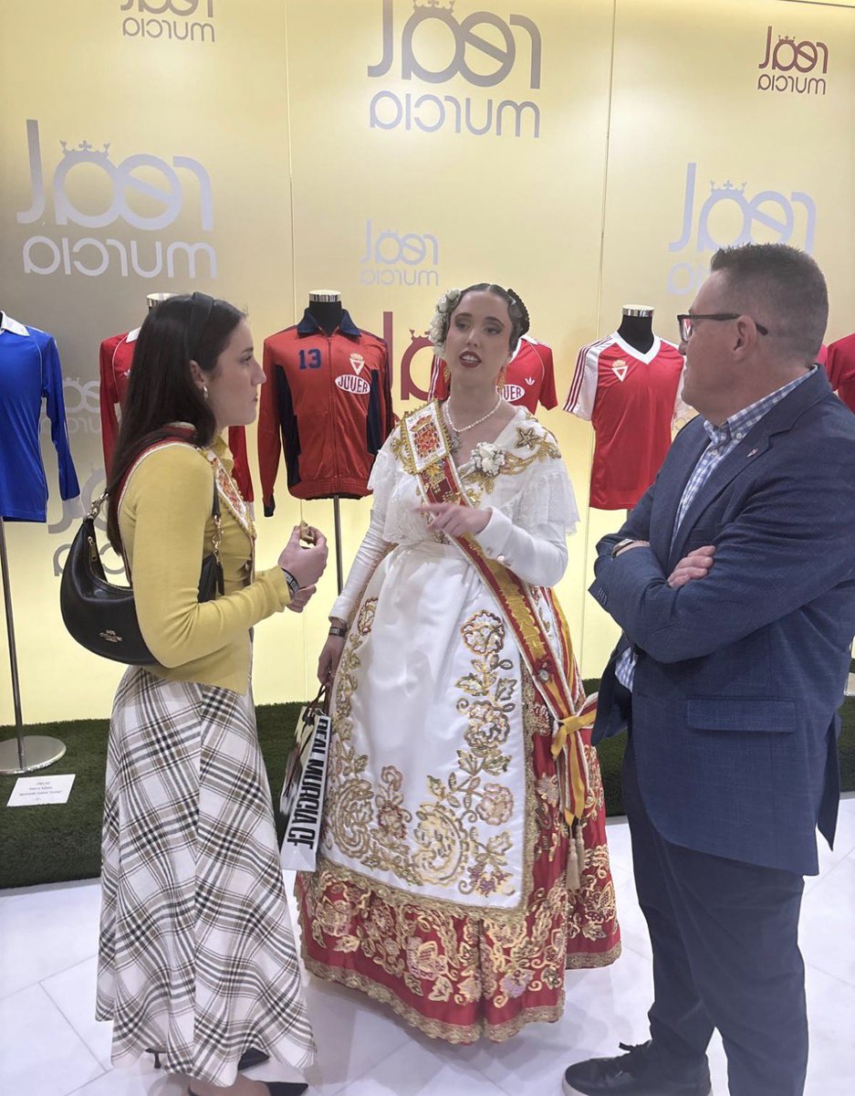 El miércoles tuvimos el placer de recibir a Alba Franco, Reina de la Huerta, junto a su corte de Honor, quienes visitaron la sala de exposiciones del club y mostraron gran interés por la historia del  Real Murcia.