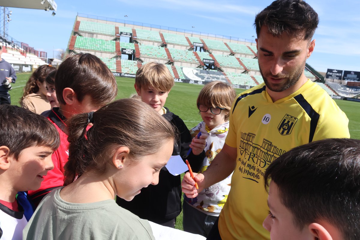 🏫 Ayer recibimos la visita de los alumnos y alumnas del colegio Cooperativa Santa Eulalia ✏️

👋🏼 Os esperamos esta tarde en el #MéridaDépor, romanos ⚪️⚫️

📸 facebook.com/media/set/?van…

📲 admerida.es/los-chicos-y-c…