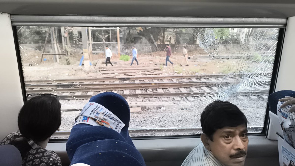 Railwhispers's tweet image. Today some antisocial elements pelted stone on trn. no.22223, #VandeBharat, C1,2,3,4&amp;amp;C7 at 52/114km—THK-KYN—at B/w7.23hrs—7.34hrs, opened d door as per scoting #RPF instructions, details of d incidents inform to CC &amp;amp; RPF control, culprit was arrested by RPF on duty.
@RailMinIndia