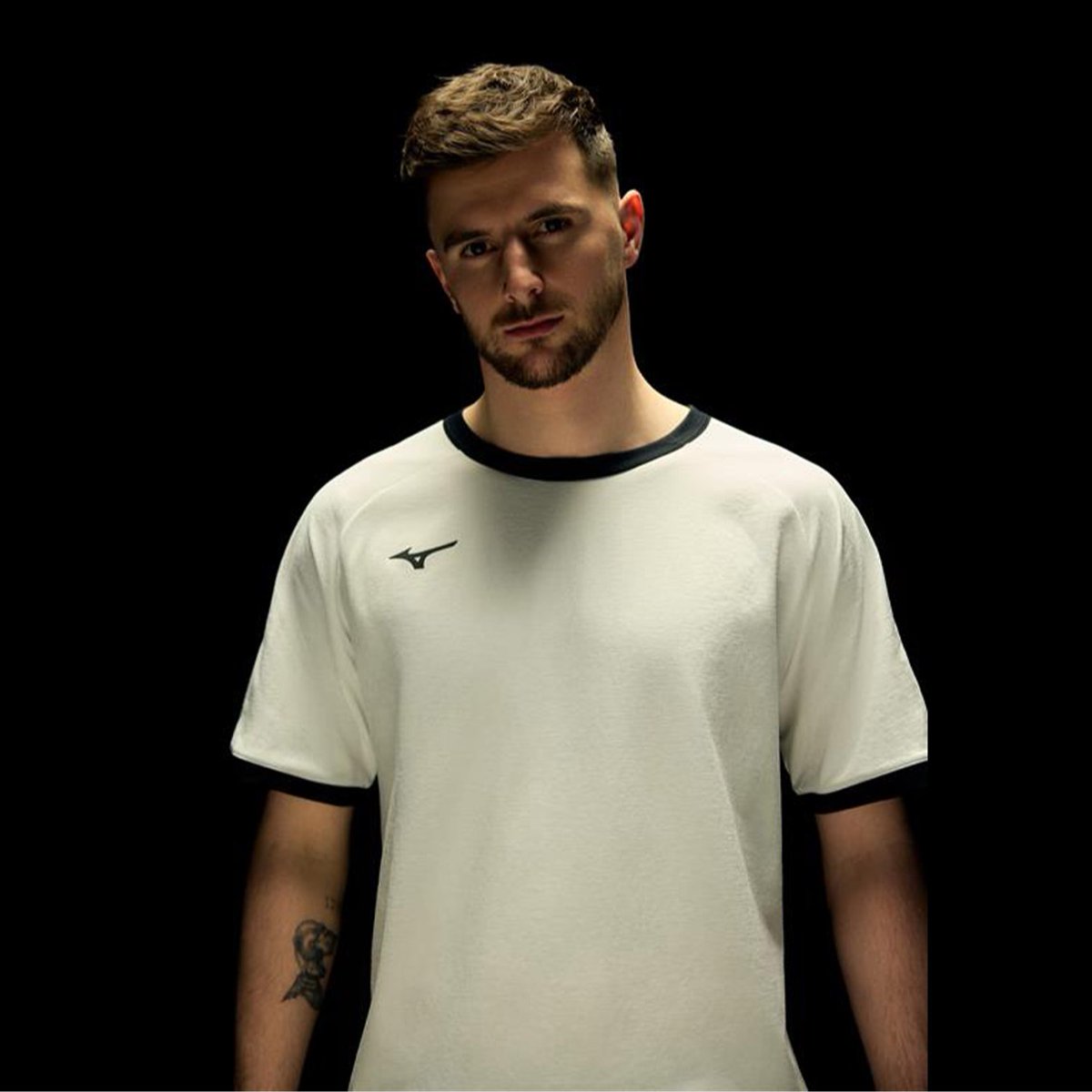 SoccerKingJP's tweet photo. 👟発表🏴󠁧󠁢󠁥󠁮󠁧󠁿
メイソン・マウントがミズノとブランドアンバサダー契約締結！「MIZUNO α III JAPAN」を着用へ
https://t.co/m7od5fdGF6

🗣️編集部より
「マウントは『初めてミズノのスパイクを履いた瞬間、その特別さをすぐに感じました』とコメントを発表しています」