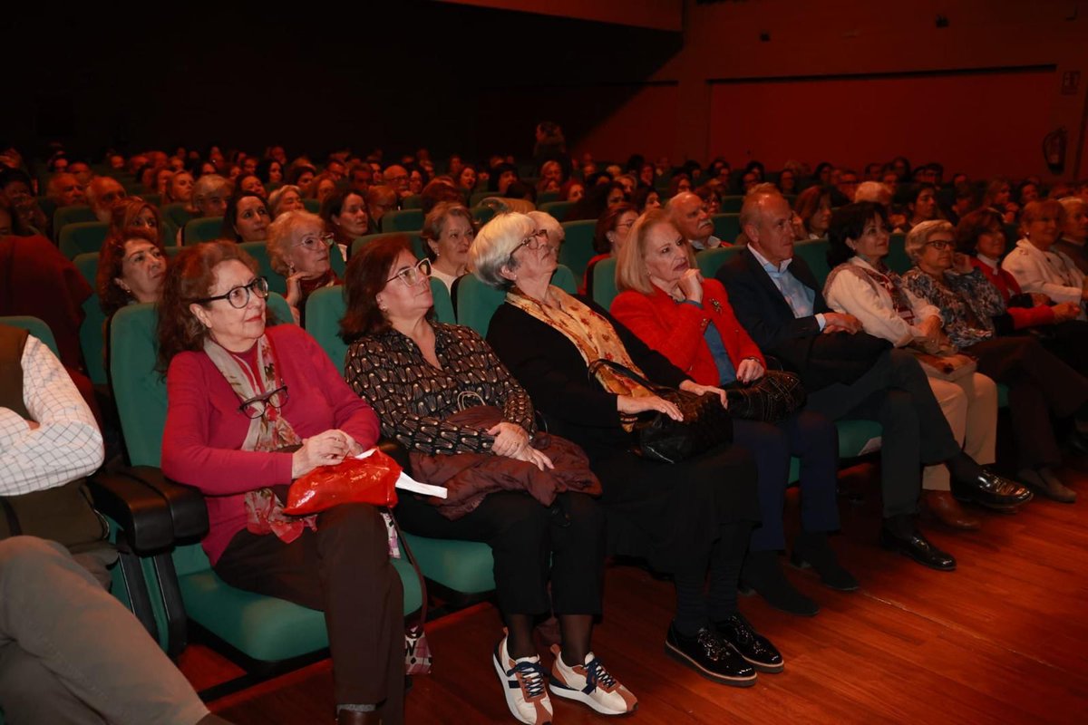 🎭 Iniciativas solidarias como el teatro con fines benéficos merecen todo nuestro apoyo. Anoche, en el Auditorio Municipal, se representó “Por el mar corren las liebres”, una divertida comedia inspirada en Plauto que, además de hacernos pasar un magnífico rato, nos permitió