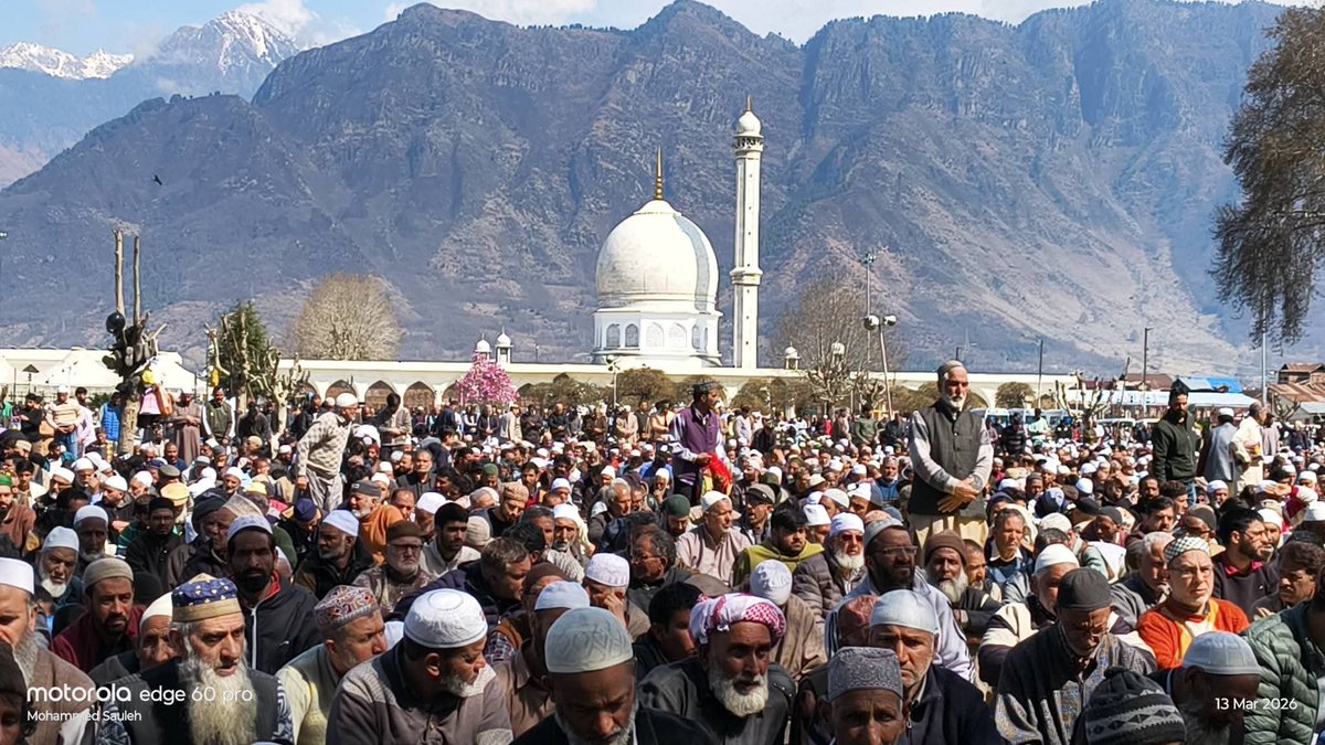 ErGulzar_'s tweet photo. Thousands of devotees gather at #Dargah Hazratbal #Srinagar #Kashmir to Offer Juma-tul-vida prayers . https://t.co/y0R407PGE2
