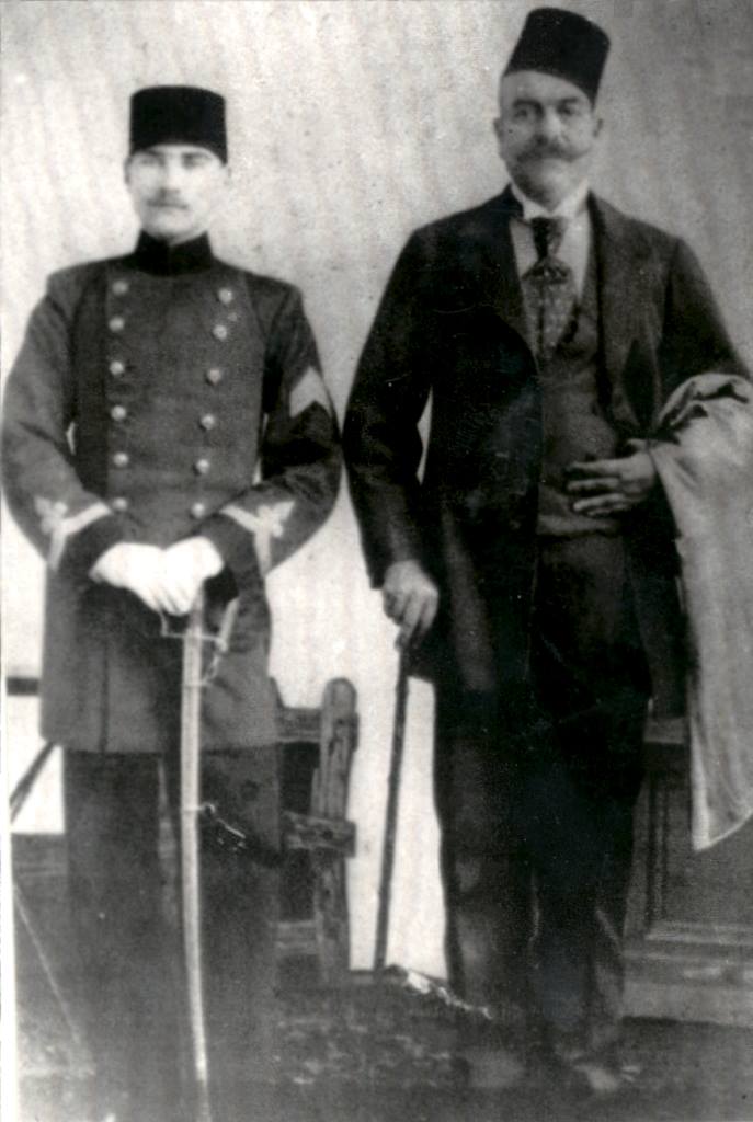 Her 13 Mart'ta yaptığımı yaparak Atatürk'ün Kara Harp Okulu'na girişi yıldönümünde Mustafa Kemal'in meşhur öğrenci fotoğrafını paylaşayım
Ben kırpılmış hali yerine bu resmi hep tercih etmişimdir
Not. Yanındaki zat kimine göre dayısı kimilerine göre ise üvey babası