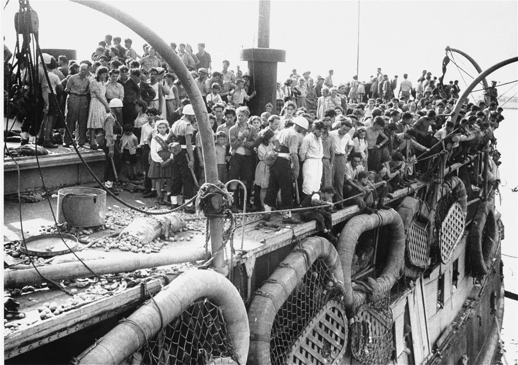 Archives_Athar's tweet photo. 1947: The "Exodus" ship carrying thousands of Jewish refugees fleeing Europe after WWII towards the shores of Palestine. This moment documents the influx of mass migration into a land that was vibrantly Arab with a Muslim majority, marking the beginning of the most significant demographic and political shift in the region's modern history.

#Israel #Palestine #MiddleEastWar