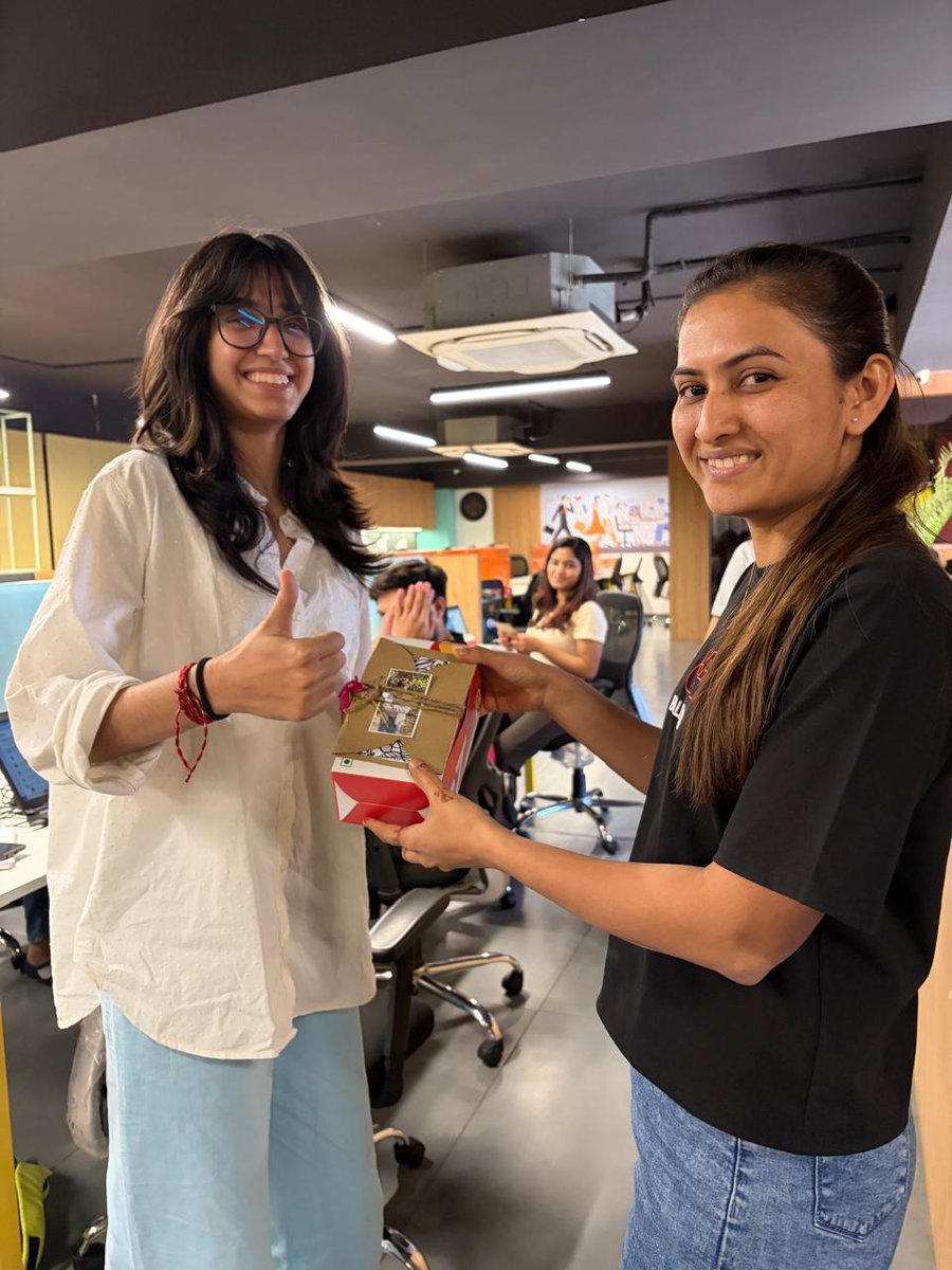 Evoke_HR's tweet photo. Small gestures can bring big smiles. 🌹
A moment of appreciation shared across the team, celebrating the people who make our workplace stronger every day.

#TeamAppreciation #WorkplaceCulture #TeamMoments #EmployeeAppreciation #GratitudeAtWork #OfficeCulture #TeamSpirit https://t.co/qHN6U7x9Wu