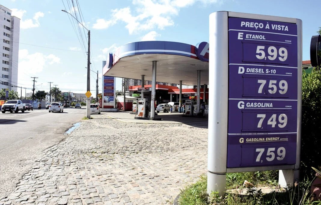 🚨 URGENTE: refinaria do RN, também privatizada por Bolsonaro, anuncia 25% de aumento no diesel e 10% de aumento na gasolina!

Em 10 dias, o diesel já subiu 54% e a gasolina 23%!

Gasolina se aproxima de R$ 8,00 no estado!

Tem que reestatizar urgentemente!