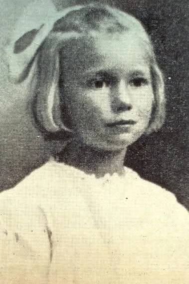 UlysseEclaireur's tweet photo. Elle avait 6 ans… et ses parents l’ont envoyée par la poste 😱

En 1914, aux États-Unis, la petite Charlotte May Pierstorff a été expédiée chez sa grand-mère… comme un colis.

Le billet de train coûtait trop cher, alors ses parents ont eu une idée improbable : coller 32 cents de timbres sur son manteau et la confier au service postal. Elle a ainsi parcouru près de 100 km dans un wagon postal.

Charlotte pesait 22 kg, juste en dessous de la limite autorisée pour les colis à l’époque (22,5 kg), car le service d’envoi de colis venait tout juste d’être introduit.

Pendant le trajet, elle a voyagé dans le compartiment postal du train, sous la surveillance d’un employé des postes, et est arrivée saine et sauve chez sa grand-mère.

Après cet épisode devenu célèbre, les autorités ont rapidement interdit l’envoi d’enfants par la poste. 📮