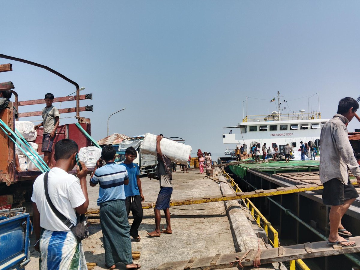 UNHCRMyanmar's tweet photo. ရန်ကုန်မှ ပို့ဆောင်ထားသောအရေးပေါ် ထောက်ပံ့ရေးပစ္စည်းများ ယခုအခါ စစ်တွေမြို့သို့ ရောက်ရှိပြီး ဖြစ်ပါသည်။ပစ္စည်းများအားလုံး စုစည်းပြီး ဖြန့်ဝေရန် အသင့်ဖြစ်နေပါသည်။UNHCR သည် ရခိုင်ပြည်နယ်ရှိ ပြည်သူများ၏အရေးပေါ် လိုအပ်ချက်များကို တုံ့ပြန်ကာ ကာကွယ်ထောက်ပံ့ရန် အမြဲ အသင့်ရှိနေပါသည်။ https://t.co/njDAyvYXNe