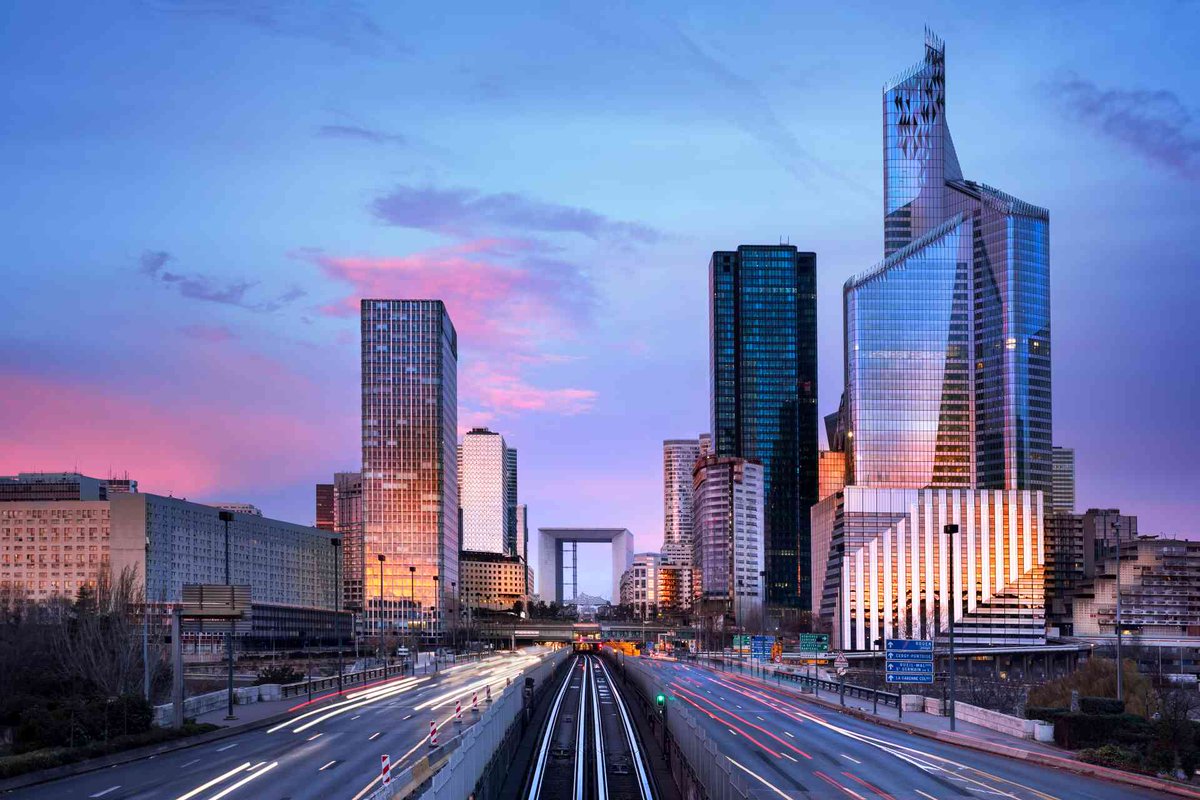 AlexXplore's tweet photo. 🇫🇷 La Défense fait face à un record de bureaux inoccupés avec plus de 500 000 m² inoccupés (14,5 % du parc).  

🧑‍💻 Le télétravail et le surstock aggravent la crise du marché tertiaire en Île-de-France.  

🏠 Paris La Défense annonce un plan ambitieux : reconvertir une partie des bureaux en environ 5 000 logements d’ici 2040.  

🎓 L’objectif est aussi d’accueillir beaucoup plus d’étudiants et de créer un quartier plus mixte (logements, hôtels, campus, nature).

https://t.co/ZSAPSI4VQM
