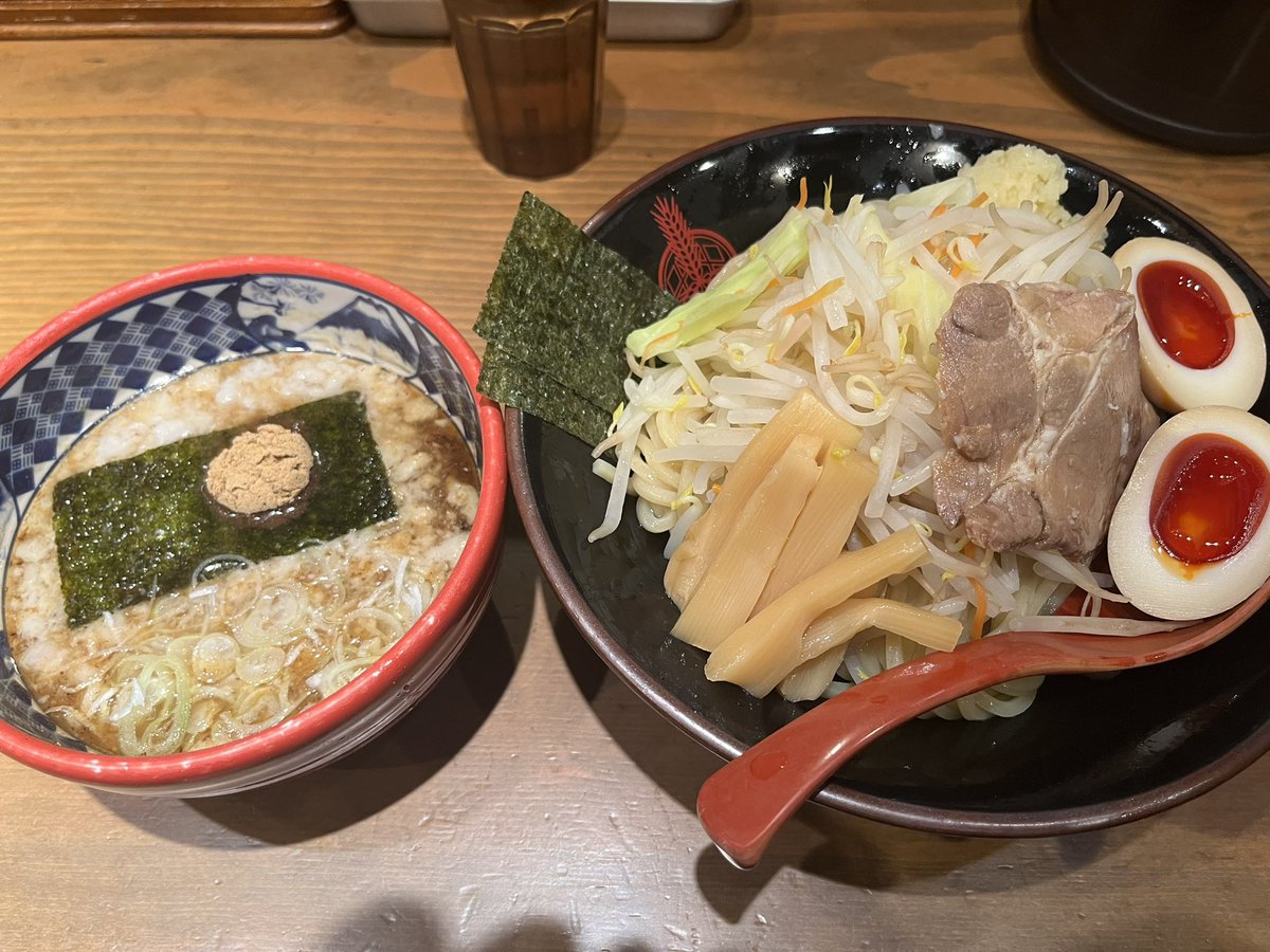 今月は3が付く日は全部のせの日‼️の、三田製麺所🍜
頑張った自分へ給油⛽️
背脂つけ麺。。もはや二郎系かい😋
#ffrkラーメン部