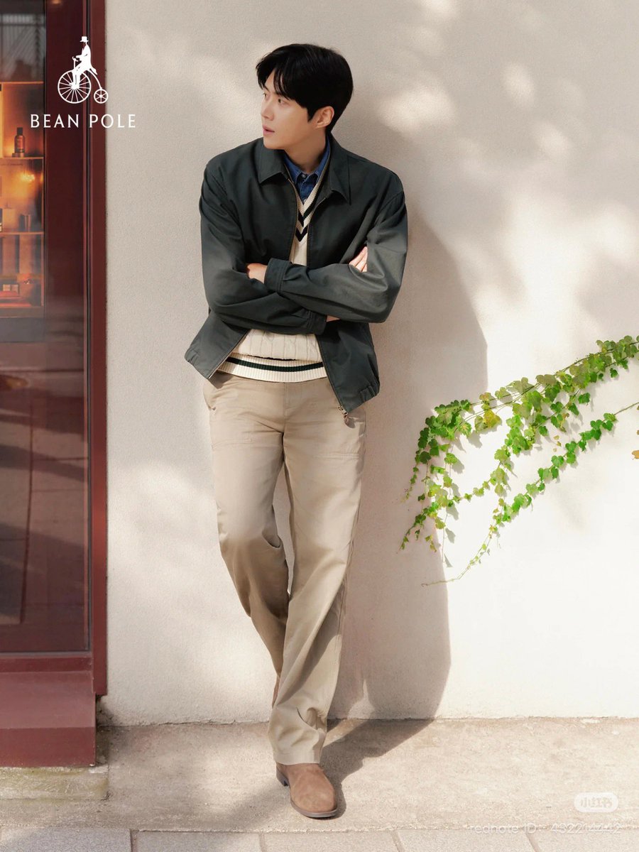 Beanpole China update 🩵

“A gentle breeze brushes past the spring vines,
sunlight dapples the pure white wall,
unfolding a relaxed atmosphere that belongs to Kim Seonho.

A classic cotton jacket, naturally soft,
paired with a traditional V-neck cable-knit vest.
Underneath, a