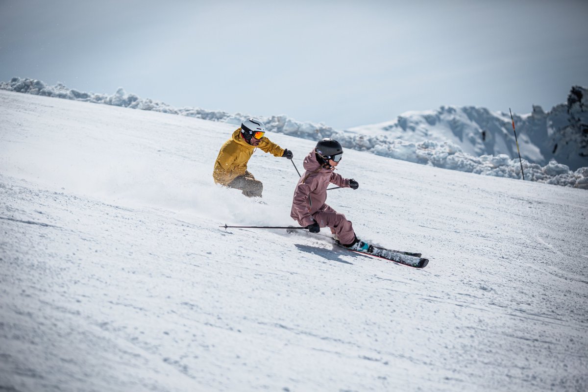 websierranevada's tweet image. ❄️La nieve nos está dejando jornadas increíbles en #SierraNevada: calidad, 🌞y 100 km de pistas para disfrutar al máximo.
¡Este es el momento! ⛷️🏂
sierranevada.es 
#SierraNevada #Esquí #Snowboard #NievePrimavera