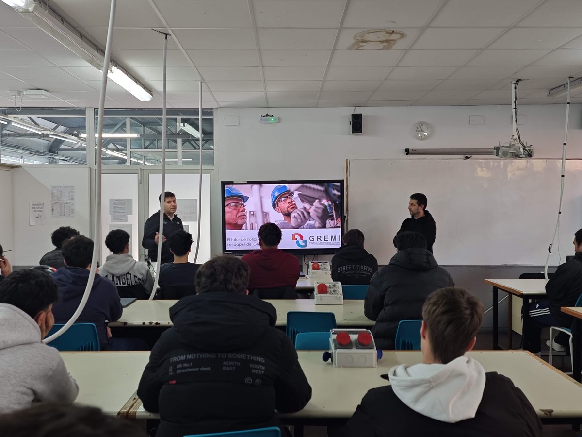 LluchRafecas's tweet photo. L'alumnat d'Instal·lacions Elèctriques i Automàtiques rep @ENINTER  i el Gremi d'Instal·ladors del Garraf durant la #SetmanaFP. Una oportunitat per conèixer el sector del manteniment i el món gremial. 🤝⚡️

#FP #Electricitat #Instal·ladors #Garraf #ciclesformatius https://t.co/mputHPnOKQ