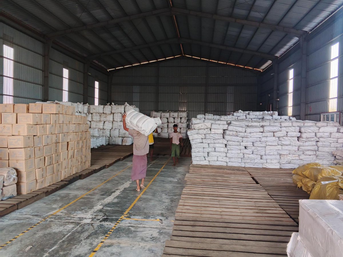 UNHCRMyanmar's tweet photo. ရန်ကုန်မှ ပို့ဆောင်ထားသောအရေးပေါ် ထောက်ပံ့ရေးပစ္စည်းများ ယခုအခါ စစ်တွေမြို့သို့ ရောက်ရှိပြီး ဖြစ်ပါသည်။ပစ္စည်းများအားလုံး စုစည်းပြီး ဖြန့်ဝေရန် အသင့်ဖြစ်နေပါသည်။UNHCR သည် ရခိုင်ပြည်နယ်ရှိ ပြည်သူများ၏အရေးပေါ် လိုအပ်ချက်များကို တုံ့ပြန်ကာ ကာကွယ်ထောက်ပံ့ရန် အမြဲ အသင့်ရှိနေပါသည်။ https://t.co/njDAyvYXNe