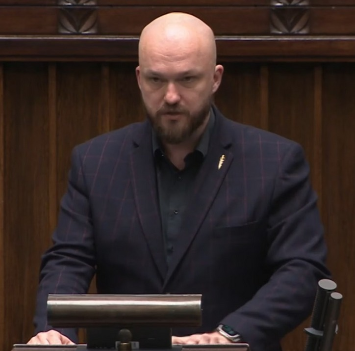 RuchNarodowy's tweet photo. Wiceprezes @WTumanowicz: Jeśli rząd zdecyduje się na zaciągnięcie długu zagranicznego SAFE z pominięciem Sejmu, Prezydenta i legalnych procedur to już teraz sąd powinien zabezpieczyć majątki premiera i ministrów na poczet spłaty. Oczywiście to nie wystarczy ale powinno odstraszać przed łamaniem prawa.
