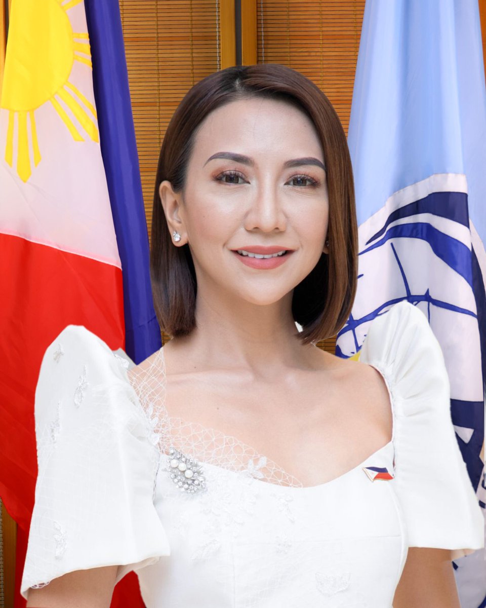 TitoTok88's tweet photo. One is promoting the Philippines. The other is promoting herself. #LoveThePhilippines #LoveYourself https://t.co/OzD2LyJMrc
