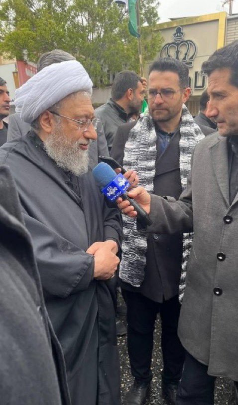 FalreFoundation's tweet photo. İran'ın şu anda en üst düzey güvenlik yetkilisi olan Ali Laricani, ABD ve İsrail'in ölüm listesinde olmasına rağmen bugün halkın önünde Kudüs Günü yürüyüşlerine katıldı. Yine ABD-İsrail'in ölüm listesinde olan İran Yargı Erki Başkanı Muhsin Ejei de ön saflarda yürüyüşe katıldı. İran Emniyet Genel Müdürü Ahmed Rıza Radan, İran Atom Enerjisi Kurumu Başkanı Muhammed Eslemi, Nizamın Maslatını Teşhis Konseyi Başkanı Sadık Laricani de halkla birlikte yürüyüşlere katıldı.