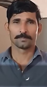 MariaBalochPK's tweet photo. پردیسی کو عید گھر گزارنے کی خواہش راس نہ آئی : 
خود سعودی عرب بھجوانے والی بیوی دشمن بن گئی ۔۔۔ 
مظفر گڑھ سے ایک تازہ ترین سچا واقعہ ۔۔۔۔۔ 
صفدر مظفر گڑھ کے ایک گاؤں کا رہائشی تھا اور چند سال پہلے علاقے میں کریانے کی دکان چلاتا تھا ، 
لیکن دکان سے گھر کے خرچے پورے نہیں ہورہے تھے اوپر سے تین بچوں کی تعلیم پرورش کے اخراجات ۔۔۔۔۔ 
صفدر کی حسین و جمیل بیوی بہت سگھڑ تھی لیکن چاہتی تھی کہ انکے گھر کے حالات بدلیں ، 
شہناز نامی اس خاتون نے اپنے جیٹھ کی منت سماجت کی جو سعودی عرب کی ایک کمپنی میں ملازمت کررہا تھا ، 
بہن نے بھی سفارش کی اور 2024 میں ایک روز صفدر کا ویزا آگیا اور چند روز بعد ہی وہ سعودی عرب روانہ ہو گیا ۔ 
اسکے ابتدائی 3 ، 4 ماہ میں ہی حالات بہتر ہونے لگے ، 
صفدر محنتی آدمی تھا وہ جو کماتا تھوڑا سا خرچہ رکھ کر باقی بیوی کو بھیج دیتا ، بیوی نے سب سے پہلے بچوں کو پرائیویٹ سکول میں ڈالا پھر گھر کا حلیہ درست کرنے لگی اسی دوران جب کہ وہ خود بچوں کو سکول چھوڑنے جاتی تھی اسکے تعلقات طارق نامی ایک شخص کے ساتھ ہوگئے جو اپنے بچے سکول چھوڑنے آتا تھا ،
ہر روز ہیلو ہائے کے بعد فون نمبرز کے تبادلے اور پھر ملاقاتوں کا سلسلہ شروع ہو گیا ، 
شہناز ہر دو تین دن بعد طارق سے ملاقات کے لیے اسکے گھر جاتی جو کہ بچوں کے ساتھ اکیلا رہتا تھا اور اسکی بیوی اکثر رشتہ داروں میں رہتی ، 
ملاقاتیں بڑھتے بڑھتی گہری عاشقی معشوقی میں بدل گئیں، شہناز اکثر طارق کو کہتی میں تو بنی ہی تمہارے لیے تھی ۔۔انہی رنگ رلیوں میں دو سال گزر گئے ، 
رمضان کے آغاز سے چند روز قبل صفدر اچانک بغیر بتائے سعودی عرب سے اپنے گھر مظفر گڑھ پہنچ گیا ، 
وہ اپنے گھر والوں کو سرپرائز دینا چاہتا تھا ، 
بچے اور صفدر کے بہن بھائی تو بہت خوش ہوئے ، 
بھائی کی دعوتیں ہونے لگیں ہر کوئی بہت خوش تھا لیکن شہناز بے چین رہنے لگی ، 
ظاہر ہے شوہر نہیں تھا تو اس کا اچھا گزارہ ہو رہا تھا اسے صفدر سے اب صرف پیسے چاہیے تھے ، 
پھر وہ اسے کیسے برداشت کرتی جبکہ وہ آتے ہی بتا چکا تھا کہ عید گزار کے واپس جاؤنگا ۔۔۔۔۔۔ 
اسکے بعد 3 بچوں کی ماں خوبصورت خاتون ڈائن بن گئی اس نے چھپ کر طارق سے رابطہ کیا اور کہا اب کیا کریں ۔ 
یہ تو پورا مہینہ سوار رہے گا ۔ 
طارق نے بھی جواب دیا اب تمہارے بغیر گزارہ ممکن نہیں ، ایک دن کی دوری بھی برداشت نہیں کہاں ایک مہینہ ۔۔۔ 
چنانچہ دونوں نے ملکر صفدر کو ٹھکانے لگانے کا پروگرام بنایا ، 
چند روز قبل شہناز نے صفدر کو دودھ میں بے ہوشی کی دوا ملا کر پلا دی اور وہ سو گیا ، 
شہناز نے طارق کو بلا لیا وہ گھر آیا اور پھر اس نے صفدر کا گلا دبا کر اور سانس روک کر اسے مار ڈالا ، 
اور  رات کے اندھیرے میں اپنے گھر چلا گیا ، 
شہناز بھی سو گئی ، صبح ہوئی تو اس نے بین ڈالنا شروع کر دیے اور رشتہ داروں اور صفدر کے بہن بھائیوں کو فون کردیے کہ میرا صفدر اچھا بھلا سویا تھا اب اٹھ نہیں رہا پتہ نہیں اسے کیا ہو گیا ہے ۔۔۔۔
سب رشتہ دار اکٹھے ہو گئے ، احتیاطی طور پر کسی نے پولیس کو بھی فون کردیا ۔ شہناز کا موقف تھا کہ صفدر جب سے آیا تھا بیمار رہتا تھا اور دوائیاں بھی کھا رہا تھا ، 
پولیس نے صفدر کے گلے پر دبائے جانے کے نشانات بھی دیکھ لیے ۔ جب شہناز سے وہ دوائیاں لانے کو کہا گیا جو بقول اسکے صفدر کھاتا تھا تو وہ ادھر ادھر ڈھونڈنے کے باوجود نہ دکھا سکی ، 
شک کی بناء پر پولیس شہناز کو تھانے لے گئی اور ایک حوالدارنی نے اس سے پوچھ گچھ کی تو شہناز نے ہتھیار ڈال دیے ، اسکی نشاندہی پر طارق کو بھی گرفتار کر لیا گیا ، 
صفدر کے تینوں بچے ددھیال نے سنبھال لیے ہیں اور بیوی بچوں کو اچھے مستقبل دینے کی خواہش رکھنے والا صفدر منوں مٹی کے نیچے جا سویا ہے۔۔