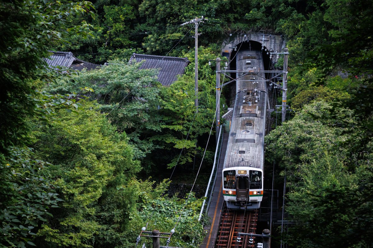 94K512M's tweet photo. 今日で飯田線の213系5000番台が引退となります。

119系を後悔なく記録に残すことができなかったので213系では後悔しないようにと一番撮影した車両でした。

大きく開く窓やトンネルでクソうるさい車内など味のある車両でとても好きな形式でした。

#ありがとう213系 https://t.co/JaACK4u7nQ