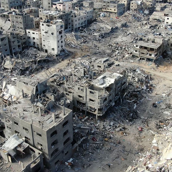 Palestina: "La tierra se estrecha para nosotros. Nos hacina en el último pasaje y nos despojamos de nuestros miembros para pasar [...] ¿Adónde iremos después de las últimas fronteras? ¿Dónde volarán los pájaros después del último cielo?". 🇵🇸
Mahmud Darwish