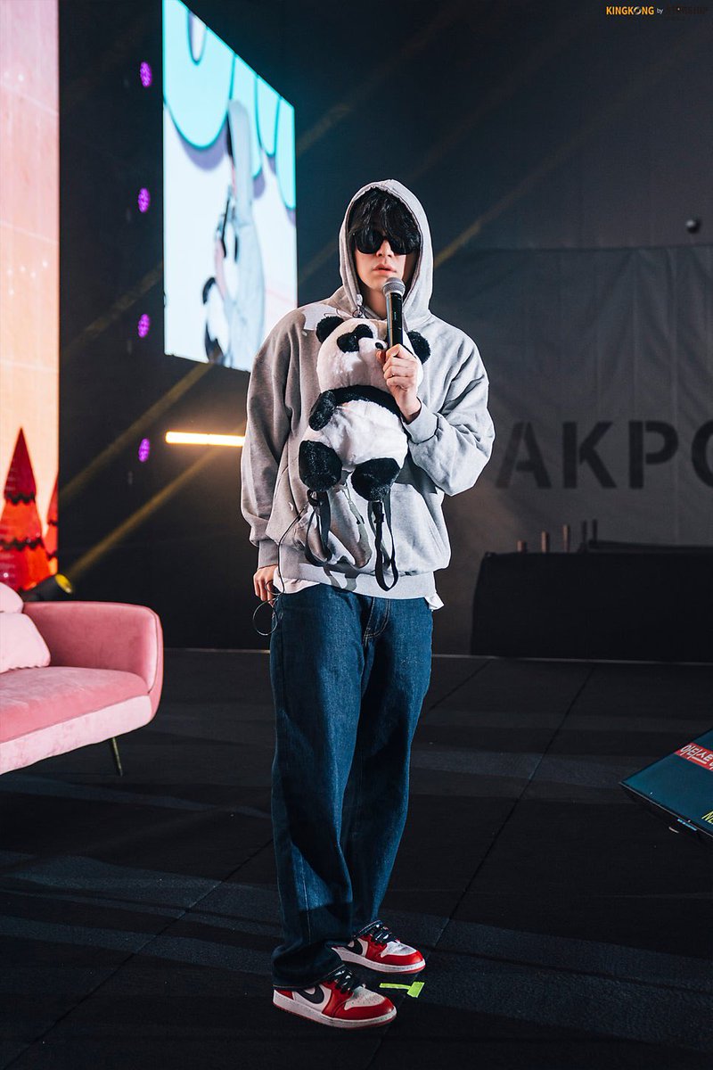 ᴀ ᴄᴏᴍᴍᴀ, tweet media