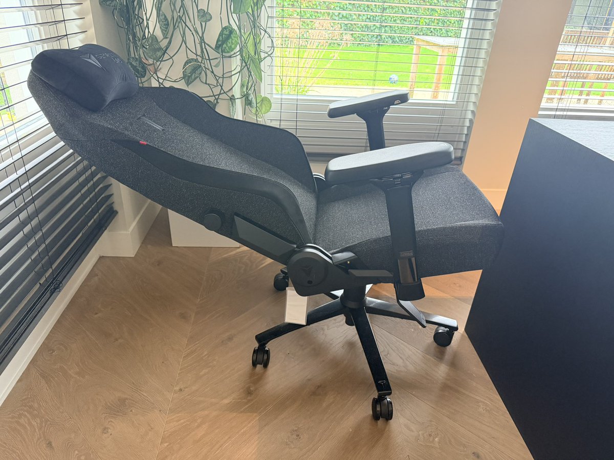 michaelHoist's tweet photo. I just bought and got the:
Secretlab Titan EVO chair: Best gaming chair in the world!
Even more comfortable then my lazy couch at home. Use this chair hours everyday, should have bought this one much sooner!
Buy buy buy, no-brainer really..
#reclame #Secretlab #TitanEvo3chair https://t.co/nK2u86Nq54