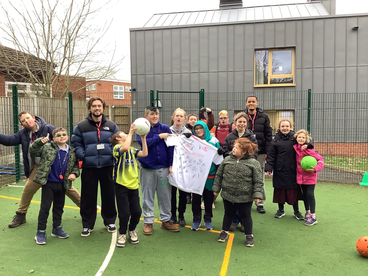 ParkLane118's tweet image. Wow 🤩Players from @thesilkmen  surprised our students with a signed shirt and a light-hearted kick-around. They were fantastic role models. They have certainly won more supporters ⚽️🔵! What a great day.
#inclusivesports
#inclusivecommunity
#silkmen