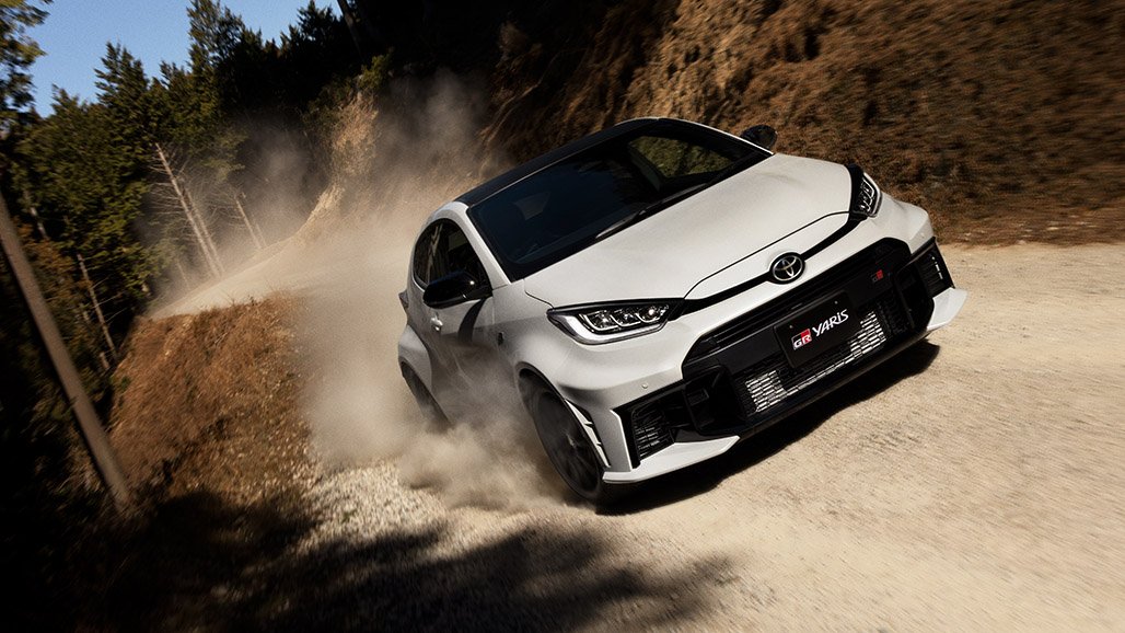 GuilleAlfonsin's tweet photo. Toyota sigue con las actualizaciones anuales del GR Yaris un ejercicio más.

Lo más relevante este año es que la barra de torsión que va dentro del sistema de dirección asistida pasa a ser más rígida, gracias a usar un encoder de mayor resolución. Esto debería facilitar mejor tacto y precisión al aro del volante.

Un volante que, por cierto, también cambia en diseño y mandos integrados.

Si queréis saber más sobre cómo funcionan las barras de torsión dentro de los sistemas de dirección asistida y cómo influyen en el tacto de los mismos, lo expliqué en el vídeo del Civic años atrás https://t.co/6mVcAlQr2Y