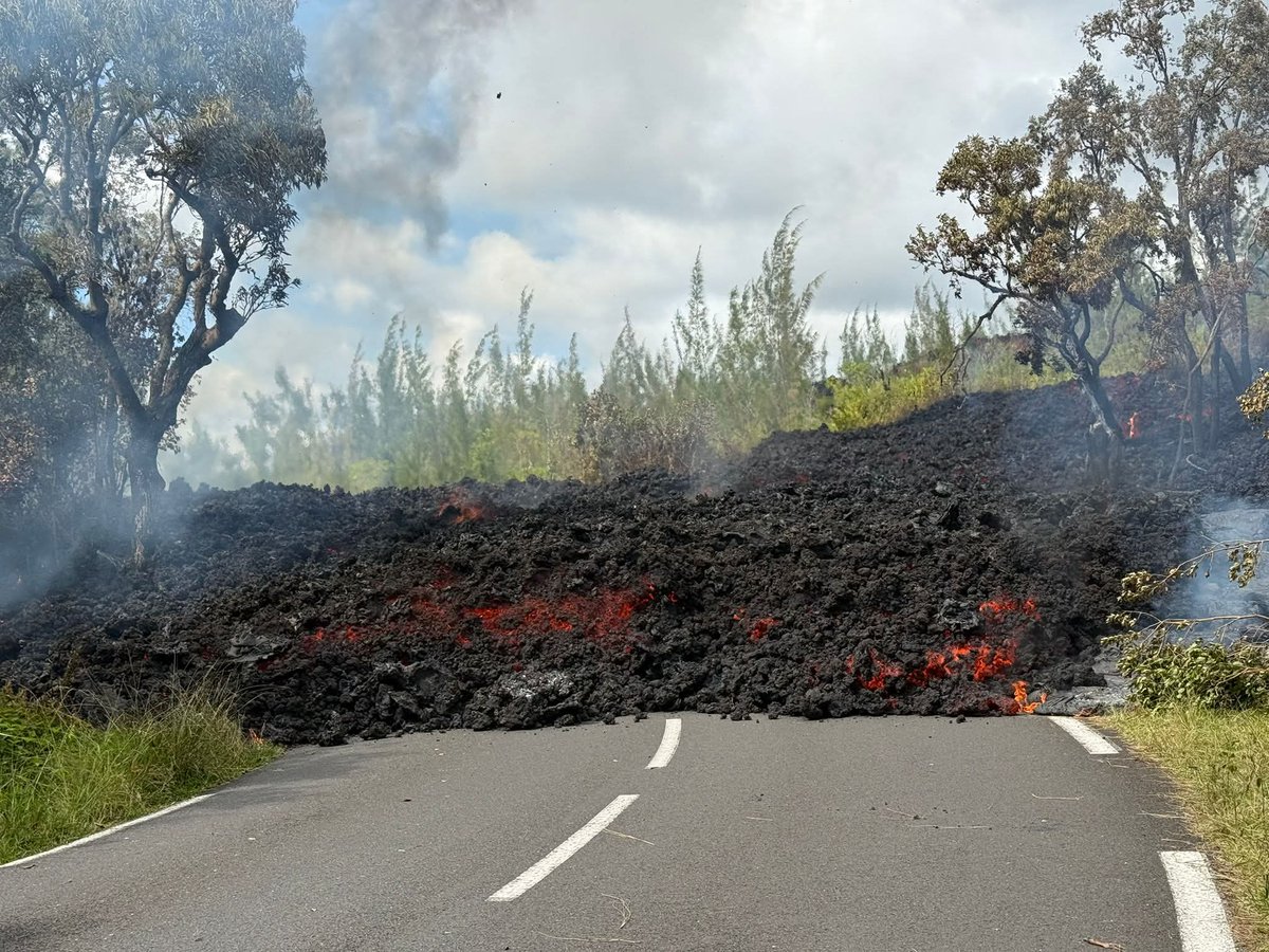 dlang57500's tweet photo. La coulée de lave liée à l'#éruption 🌋 du #pitondelafournaise poursuit sa progression & se trouve désormais à 700m de l'#Océan après avoir traversé la route à 2reprises, sur une longueur de 15m &1,5m de hauteur
#reuniontourisme #gotoreunion #iledelareunion #reunionisland #volcan https://t.co/TSgW5GIUQf