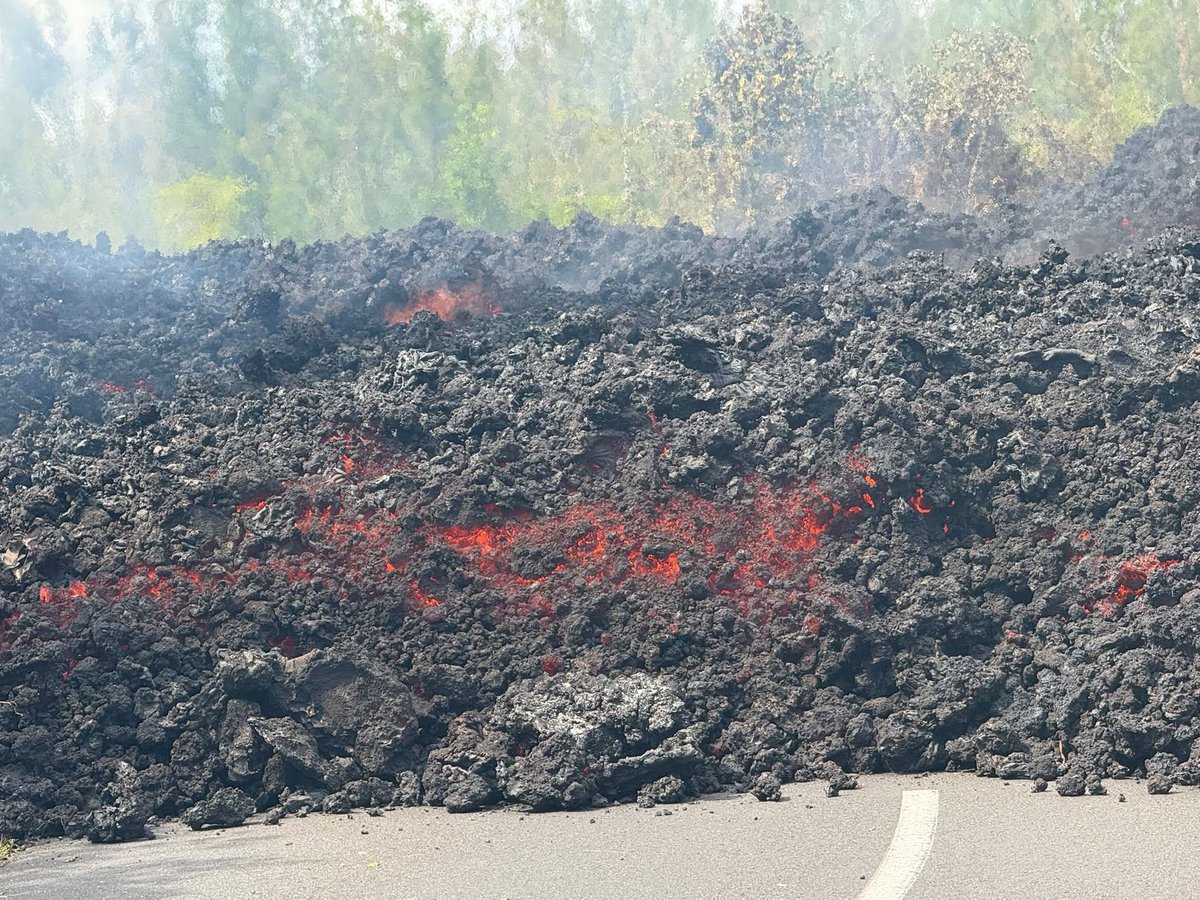 dlang57500's tweet photo. La coulée de lave liée à l'#éruption 🌋 du #pitondelafournaise poursuit sa progression & se trouve désormais à 700m de l'#Océan après avoir traversé la route à 2reprises, sur une longueur de 15m &1,5m de hauteur
#reuniontourisme #gotoreunion #iledelareunion #reunionisland #volcan https://t.co/TSgW5GIUQf