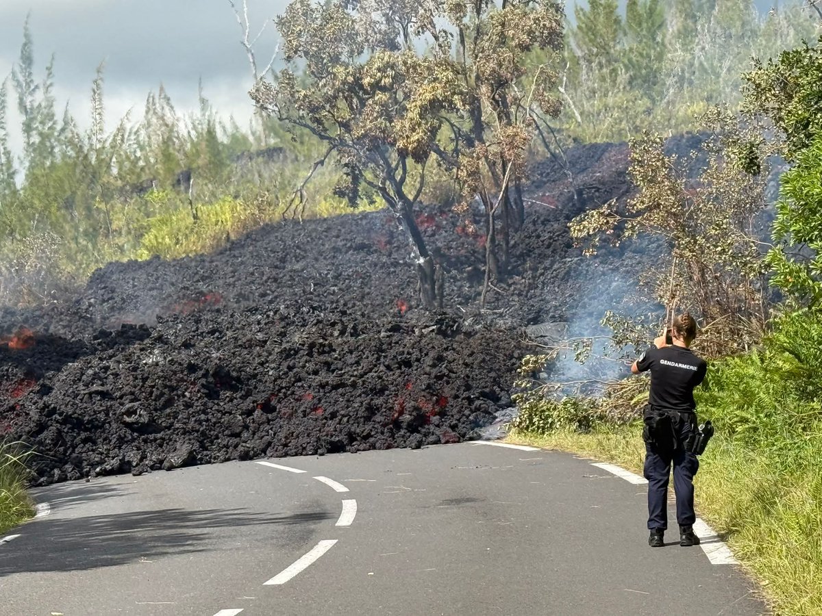 dlang57500's tweet photo. La coulée de lave liée à l'#éruption 🌋 du #pitondelafournaise poursuit sa progression & se trouve désormais à 700m de l'#Océan après avoir traversé la route à 2reprises, sur une longueur de 15m &1,5m de hauteur
#reuniontourisme #gotoreunion #iledelareunion #reunionisland #volcan https://t.co/TSgW5GIUQf