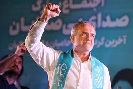 Az önce Aljazeera görüntüleri geçti, ben de internet düştüğünde yayınlayacağım, inanılmaz gerçekten. ABD-İsrail güzeleri Tahran sokaklarına düştüğü bu süreçte sokağa sadece iki korumasıyla çıkarak caddede halkla kucaklaştı, onlarla sohbet etti. Dakikalarca sokaklarda yürüyen