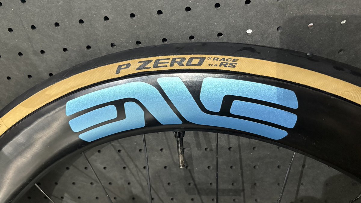bike_rx's tweet photo. つい先日ENVE 「SES RACEDAY」
からTUFO「COMTURA PRIMA TT」
に替えたばかりですが機会が巡り
PIRELLIの「P ZERO RACE RS」に❕
SES 4.5では初のタンサイドカラー
これもこれでいいなぁ…✨
Rapide CLX Ⅲでは試したが、SES 4.5との相性やいかに…🤔💭
店長 小川
@RIOGRANDE_KAWA
#pirelli #pzero https://t.co/6rLf6iO9JM