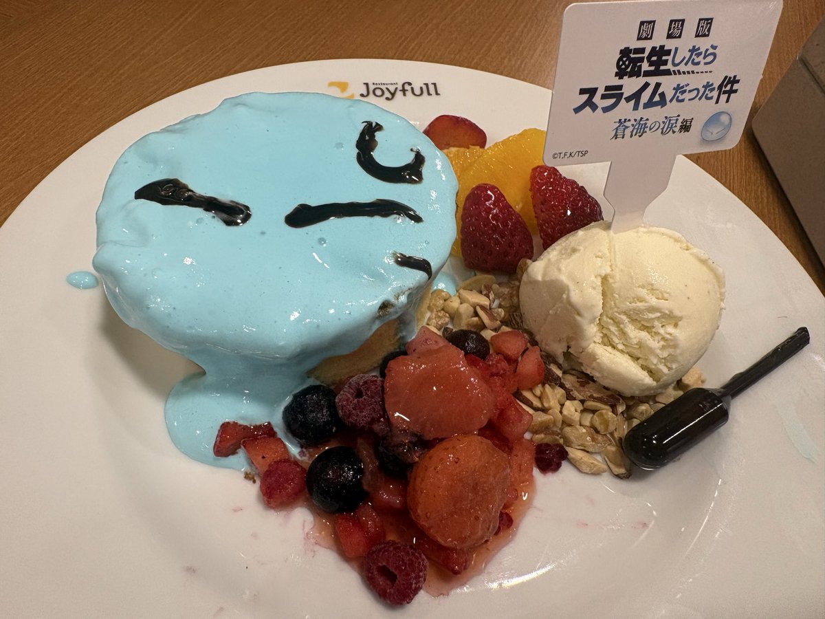 foo234swt's tweet photo. デザートももちろん頼んだよ！
私1人では絶対食べれないけど、息子どもの胃袋にはしっかり収まるよ。
リムル様の顔は私が描きました。 https://t.co/GfVftDMgui