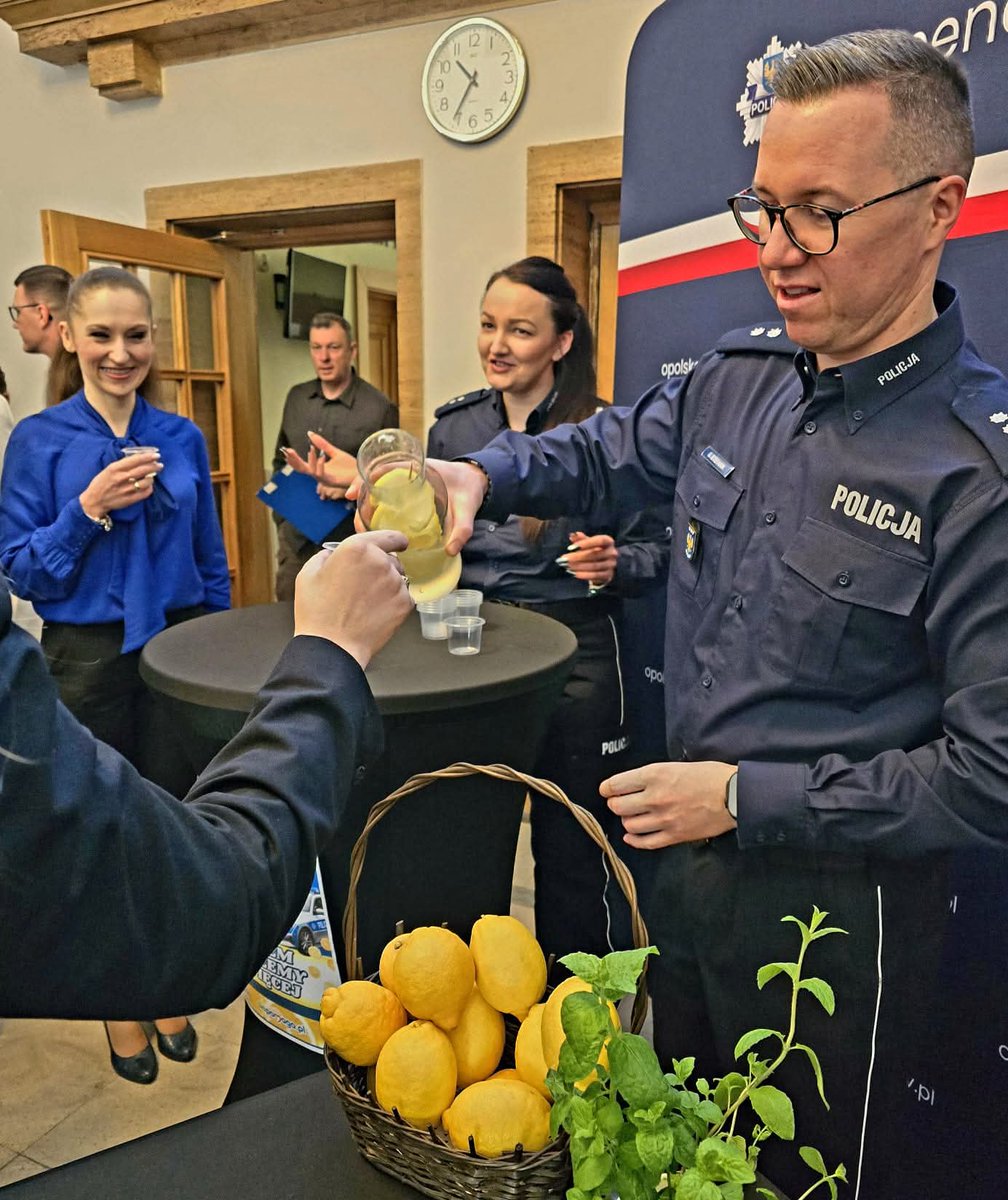 opolskaPolicja's tweet photo. Policjanci oraz pracownicy cywilni Komendy Wojewódzkiej Policji w Opolu włączyli się w wyjątkową akcję charytatywną 🍋#LemonChallenge. Wszystko po to, aby wesprzeć Polę, małą wojowniczkę, chorującą na Zespół Retta, która potrzebuje bardzo drogiego leku dającego szansę na poprawę jej zdrowia i codziennego funkcjonowania.

W ramach wyzwania opolscy funkcjonariusze i pracownicy cywilni podjęli się zadania, które – choć wywołuje kwaśny uśmiech – niesie ze sobą ogromną dawkę dobra. Wspólnie pokazali, że opolska Policja to nie tylko służba na rzecz bezpieczeństwa, ale również gotowość do niesienia pomocy tym, którzy najbardziej jej potrzebują. W wydarzeniu uczestniczył I Zastępca Komendanta Wojewódzkiego Policji w Opolu insp. Krzysztof Buchała. 

To nie pierwsza "niebieska" inicjatywa dla Poli. Dziękujemy wszystkim, którzy włączyli się w dzisiejsze wydarzenie i zachęcamy kolejne osoby do wsparcia zbiórki na leczenie dziewczynki. Razem możemy więcej!💙 Ty też możesz pomóc👇

https://t.co/huWM65dKes

Do wyzwania nominujemy:

📍Wojewódzki Inspektorat Transportu Drogowego w Opolu
📍Komenda Wojewódzka Państwowej Straży Pożarnej w Opolu
📍Krajowa Administracja Skarbowa 

@PolskaPolicja