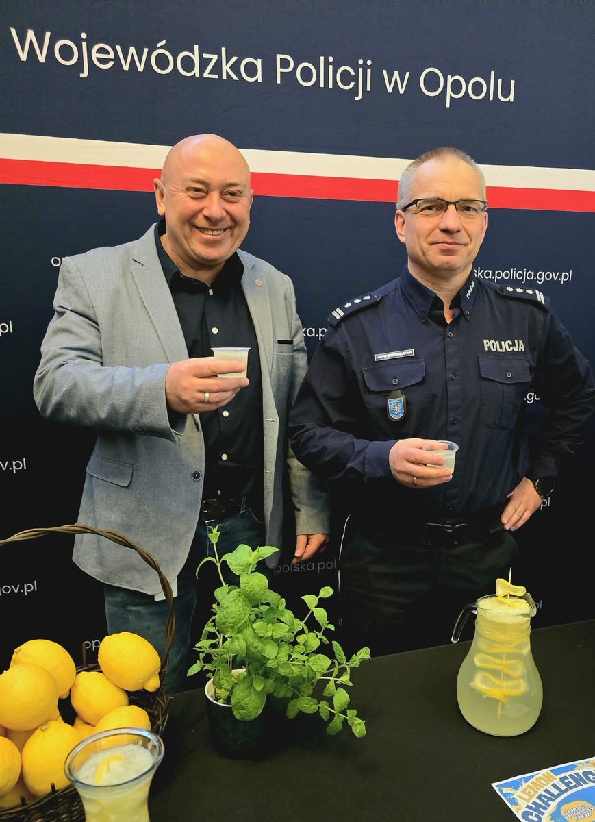opolskaPolicja's tweet photo. Policjanci oraz pracownicy cywilni Komendy Wojewódzkiej Policji w Opolu włączyli się w wyjątkową akcję charytatywną 🍋#LemonChallenge. Wszystko po to, aby wesprzeć Polę, małą wojowniczkę, chorującą na Zespół Retta, która potrzebuje bardzo drogiego leku dającego szansę na poprawę jej zdrowia i codziennego funkcjonowania.

W ramach wyzwania opolscy funkcjonariusze i pracownicy cywilni podjęli się zadania, które – choć wywołuje kwaśny uśmiech – niesie ze sobą ogromną dawkę dobra. Wspólnie pokazali, że opolska Policja to nie tylko służba na rzecz bezpieczeństwa, ale również gotowość do niesienia pomocy tym, którzy najbardziej jej potrzebują. W wydarzeniu uczestniczył I Zastępca Komendanta Wojewódzkiego Policji w Opolu insp. Krzysztof Buchała. 

To nie pierwsza "niebieska" inicjatywa dla Poli. Dziękujemy wszystkim, którzy włączyli się w dzisiejsze wydarzenie i zachęcamy kolejne osoby do wsparcia zbiórki na leczenie dziewczynki. Razem możemy więcej!💙 Ty też możesz pomóc👇

https://t.co/huWM65dKes

Do wyzwania nominujemy:

📍Wojewódzki Inspektorat Transportu Drogowego w Opolu
📍Komenda Wojewódzka Państwowej Straży Pożarnej w Opolu
📍Krajowa Administracja Skarbowa 

@PolskaPolicja