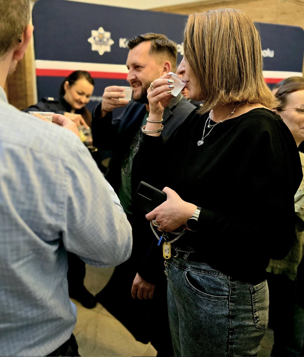 opolskaPolicja's tweet photo. Policjanci oraz pracownicy cywilni Komendy Wojewódzkiej Policji w Opolu włączyli się w wyjątkową akcję charytatywną 🍋#LemonChallenge. Wszystko po to, aby wesprzeć Polę, małą wojowniczkę, chorującą na Zespół Retta, która potrzebuje bardzo drogiego leku dającego szansę na poprawę jej zdrowia i codziennego funkcjonowania.

W ramach wyzwania opolscy funkcjonariusze i pracownicy cywilni podjęli się zadania, które – choć wywołuje kwaśny uśmiech – niesie ze sobą ogromną dawkę dobra. Wspólnie pokazali, że opolska Policja to nie tylko służba na rzecz bezpieczeństwa, ale również gotowość do niesienia pomocy tym, którzy najbardziej jej potrzebują. W wydarzeniu uczestniczył I Zastępca Komendanta Wojewódzkiego Policji w Opolu insp. Krzysztof Buchała. 

To nie pierwsza "niebieska" inicjatywa dla Poli. Dziękujemy wszystkim, którzy włączyli się w dzisiejsze wydarzenie i zachęcamy kolejne osoby do wsparcia zbiórki na leczenie dziewczynki. Razem możemy więcej!💙 Ty też możesz pomóc👇

https://t.co/huWM65dKes

Do wyzwania nominujemy:

📍Wojewódzki Inspektorat Transportu Drogowego w Opolu
📍Komenda Wojewódzka Państwowej Straży Pożarnej w Opolu
📍Krajowa Administracja Skarbowa 

@PolskaPolicja