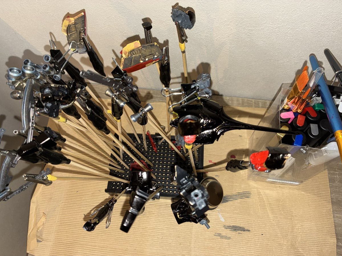 108ManTenpaR's tweet photo. 水性ホビーカラー【金】の上に
ガンダムマーカー【ガンブラ】
でエングレービング
マステ貼るの苦手すぎて…
一応実験したら成功したように見えたから一か八かで…
#ガンプラ
#筆塗り
#エングレービング塗装
#初心者 https://t.co/5Io2UR1qpH