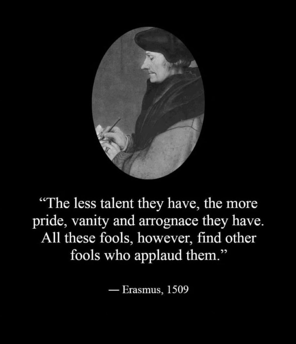 Bu söz, Erasmus’un özellikle vasatlığın çoğu zaman kendine aşırı güven ve kibirle birleştiğini anlatmak için kullandığı hicivli düşünce.. Bugün psikolojide buna yakın bir olgu Dunning–Kruger effect olarak tanımlanıyor..