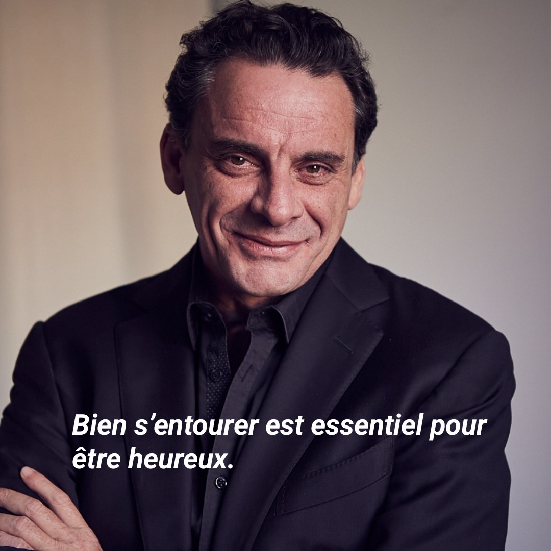 Éloigne-toi des faux et ouvre ton cœur à la vérité.

Dans la vie, certaines personnes portent des masques.
Elles montrent un visage aimable, prononcent de belles paroles, mais leurs intentions ne sont pas toujours sincères.