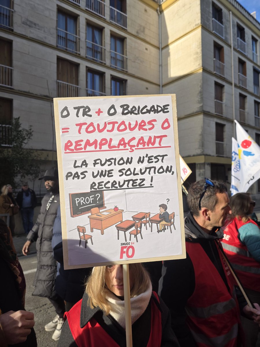Le SNUDI-FO 84 dit NON au projet de départementalisation du remplacement dans le Vaucluse !
Les collègues en grève rassemblés aujourd'hui devant l'inspection académique.