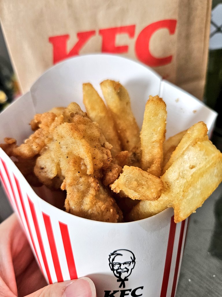 ケンタッキーの新作美味しいぞ！！！！

カーネルクランチポテトは、カリカリで良い食感！！

まるかじりケンタは、
骨無しだし、レッグ好きに刺さるジューシーさ！！

味が少し濃いので、
サラダとパンをお供にすると良い塩梅でした🎵