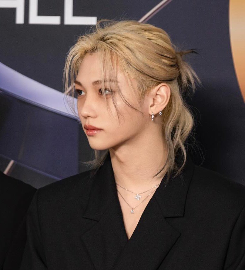 ★ (@hourlyonglix) on Twitter photo 